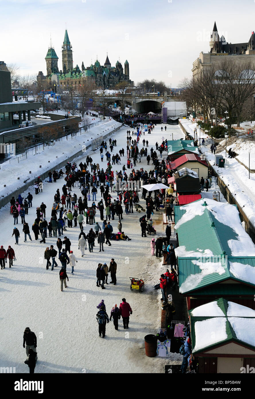 Il pattinaggio su ghiaccio Sul canale Rideau,di Ottawa in Canada durante le celebrazioni Winterlude Foto Stock