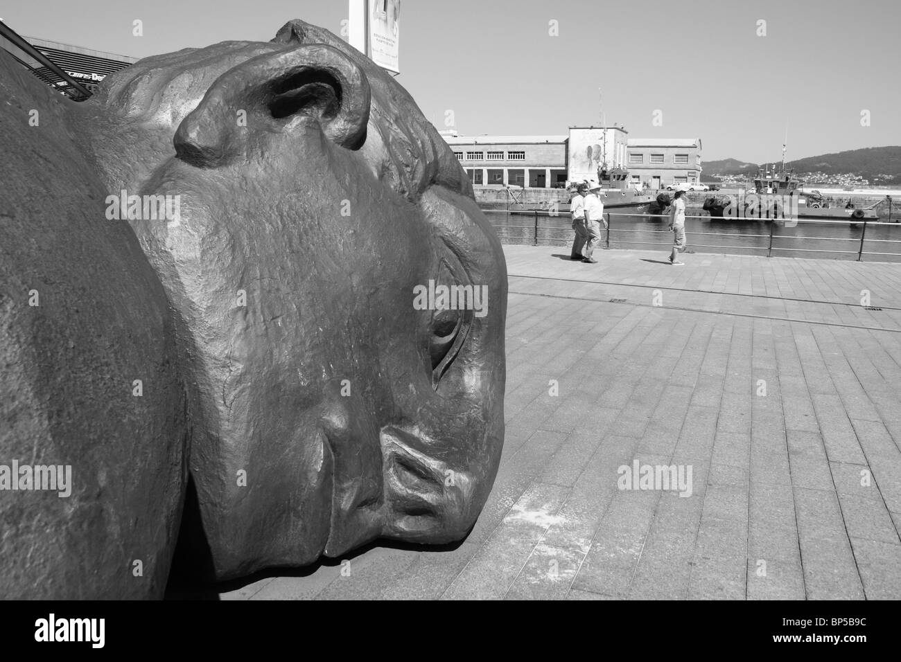 Waterfront a Vigo, con testa di El Banista del Arenal scultura di Leiro, moderno centro commerciale e del porto di vecchi edifici. Foto Stock