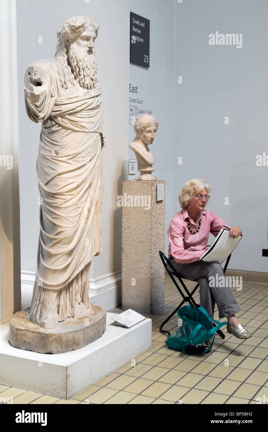 Regno Unito i visitatori del Museo Britannico il disegno di una statua greca, Londra Foto Stock