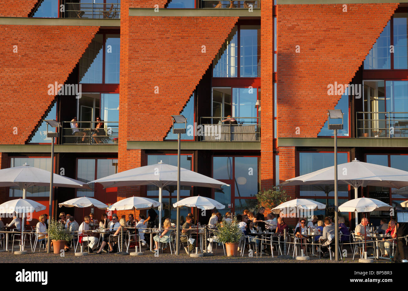 La Svezia, Malmö, Malmo, Västra Hamnen distretto, architettura moderna, street cafe Foto Stock