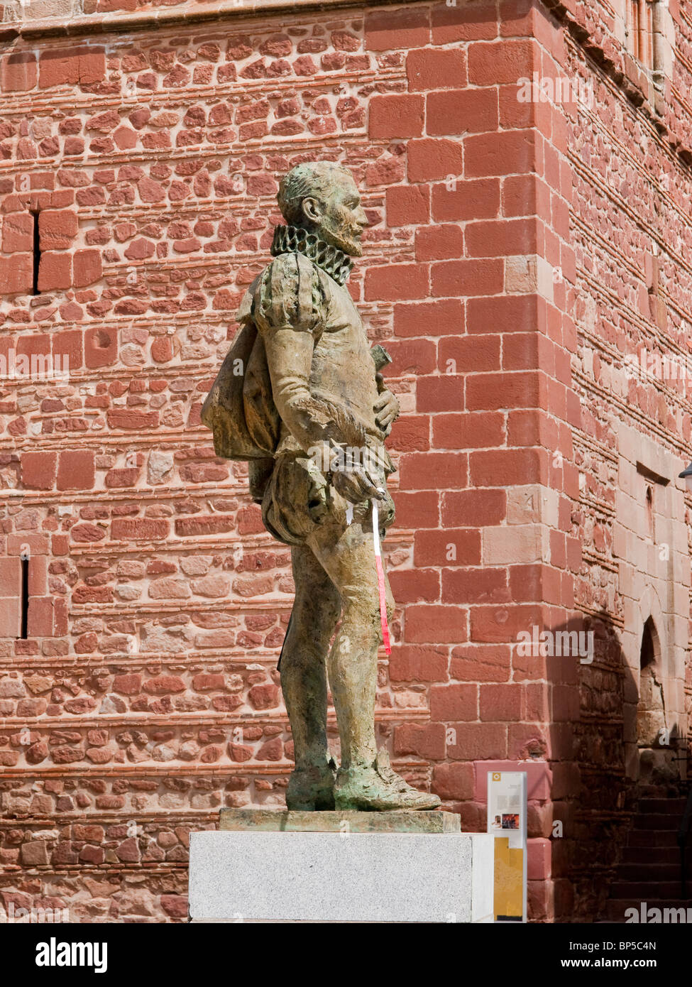Miguel de Cervantes statua a Alcazar de San Juan (Ciudad Real). Scrittore di Don Quijote de la Mancha Foto Stock Miguel de Cervantes statua a Alcazar de San Juan (Ciudad Real). Scrittore di Don Quijote de la Mancha Foto Stock