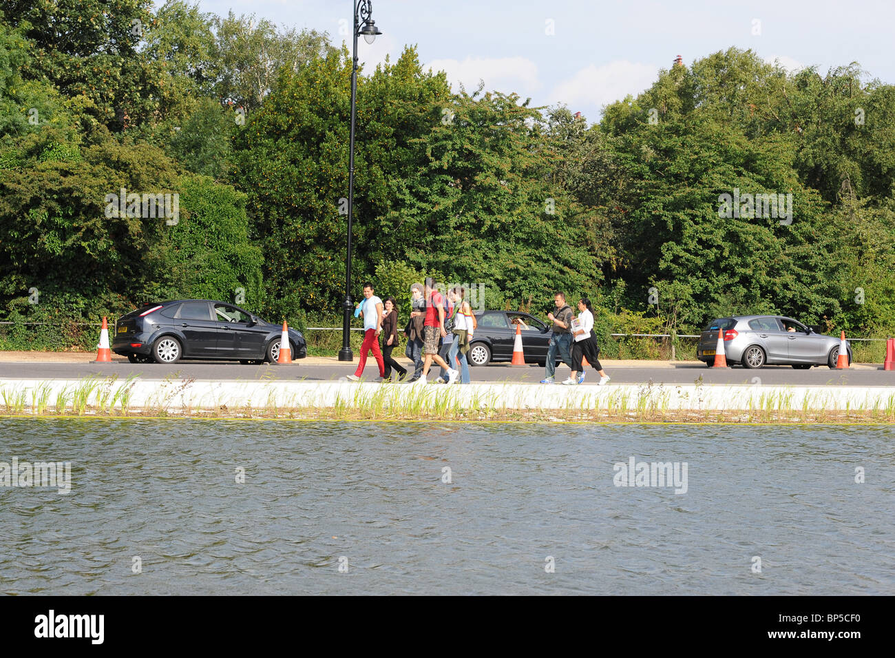 Hampstead. Whitestone stagno del nuovo look include i nuovi sistemi di illuminazione, York pavimentazione in pietra, posti a sedere, nuovi sistemi di filtrazione, aree di erba Foto Stock