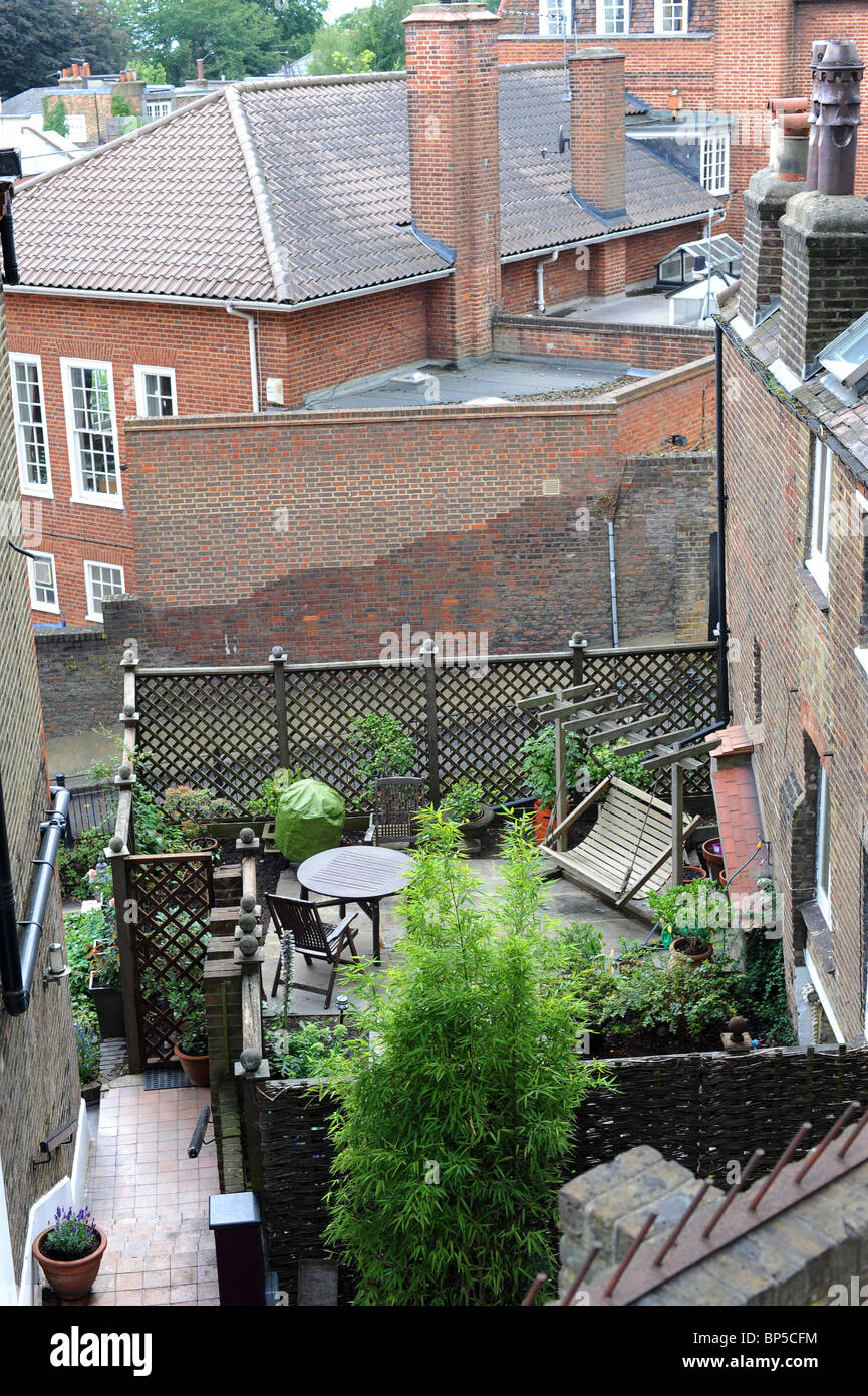 Patio giardino nel centro abitato di Hampstead Village. Foto Stock