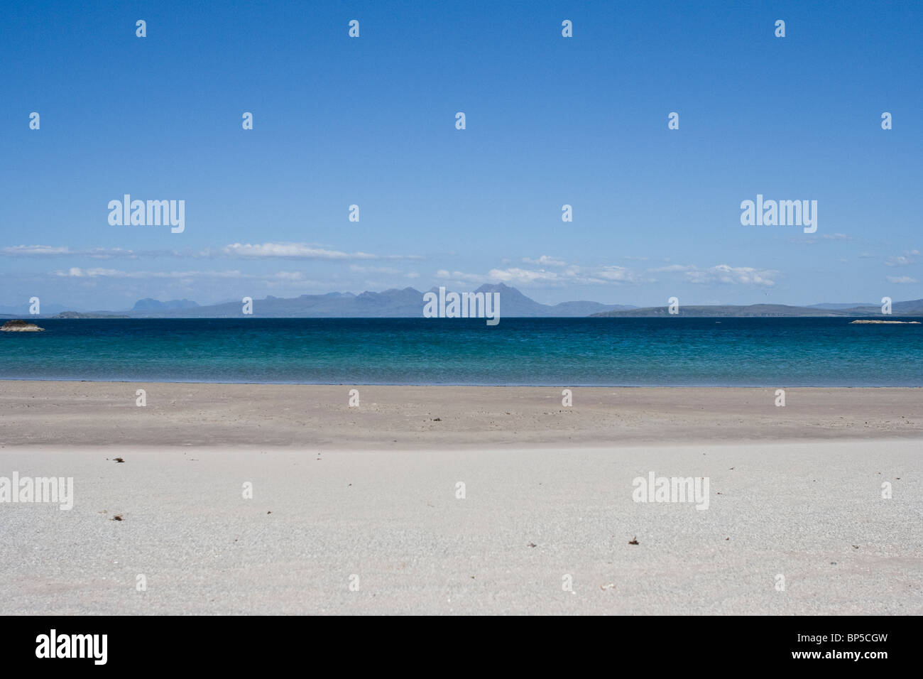 Ben Mor Coigach e le colline di Sutherland dalla Mellon Udrigle beach, Wester Ross Foto Stock