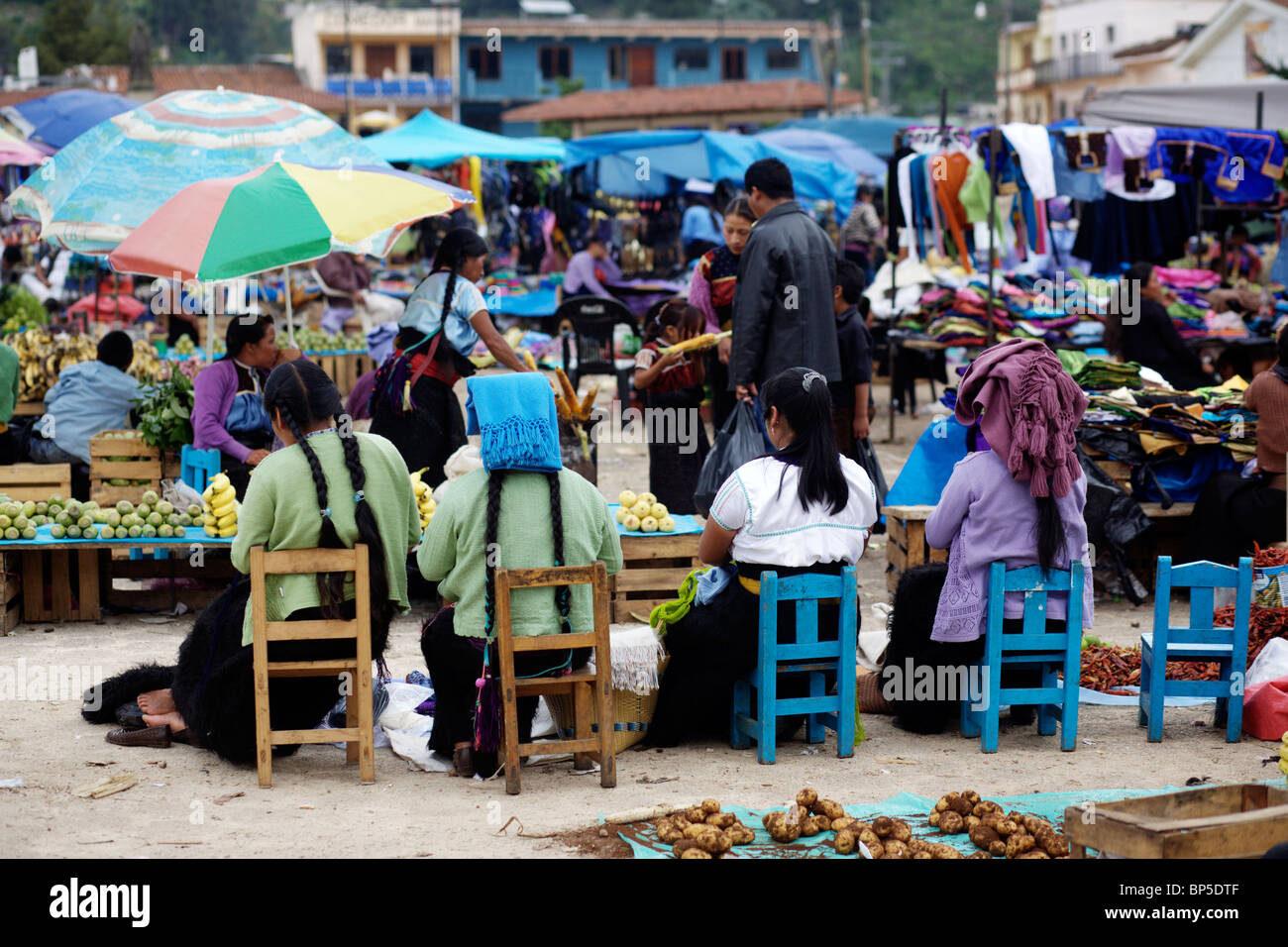 Il mercato giornaliero in San Juan Chamula vicino a San Cristobal de Las Casas nel Chiapas in Messico Foto Stock