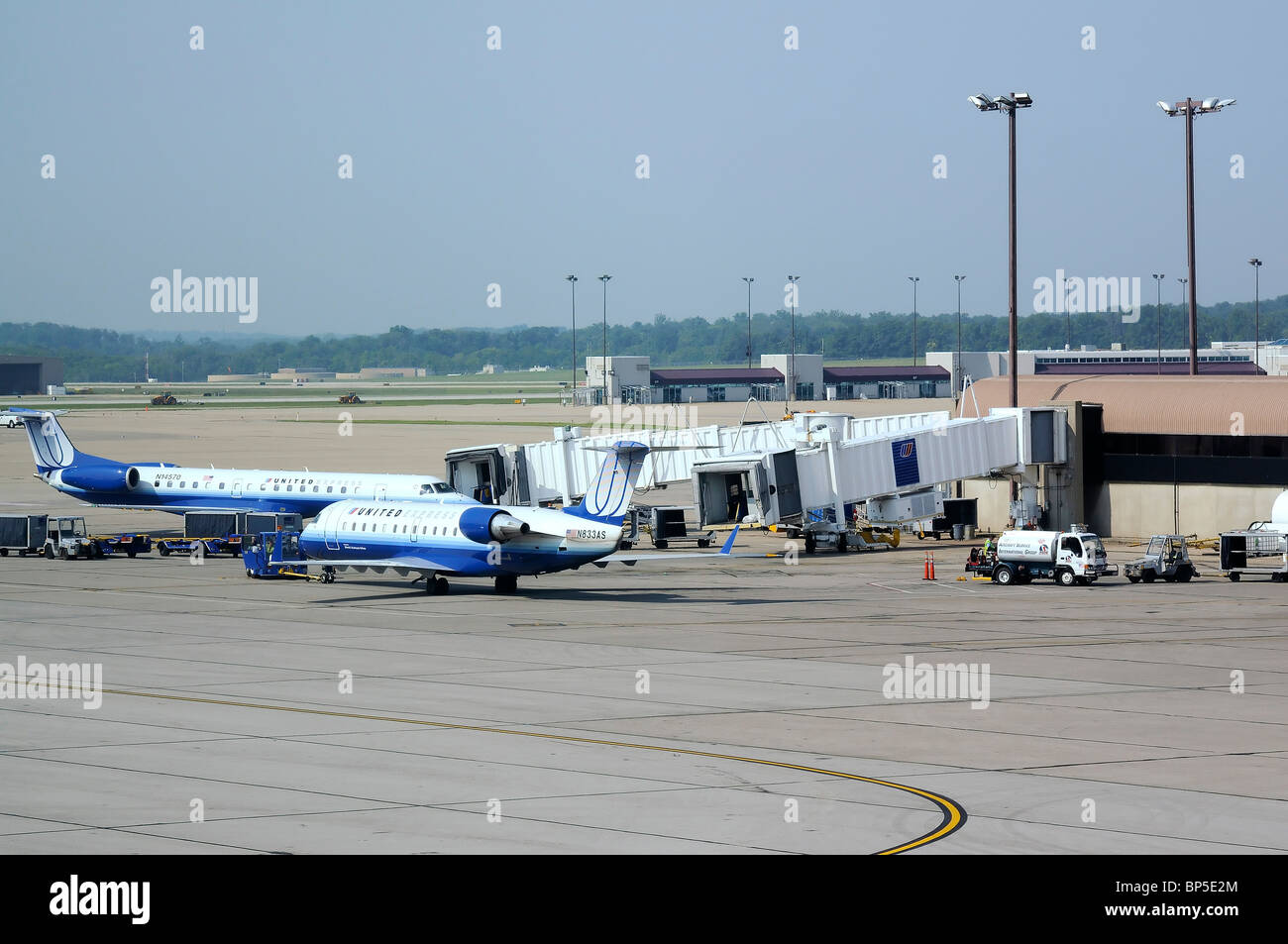 Aeroplani in corrispondenza del terminale a Cincinnati/Northern Kentucky International Airport Foto Stock