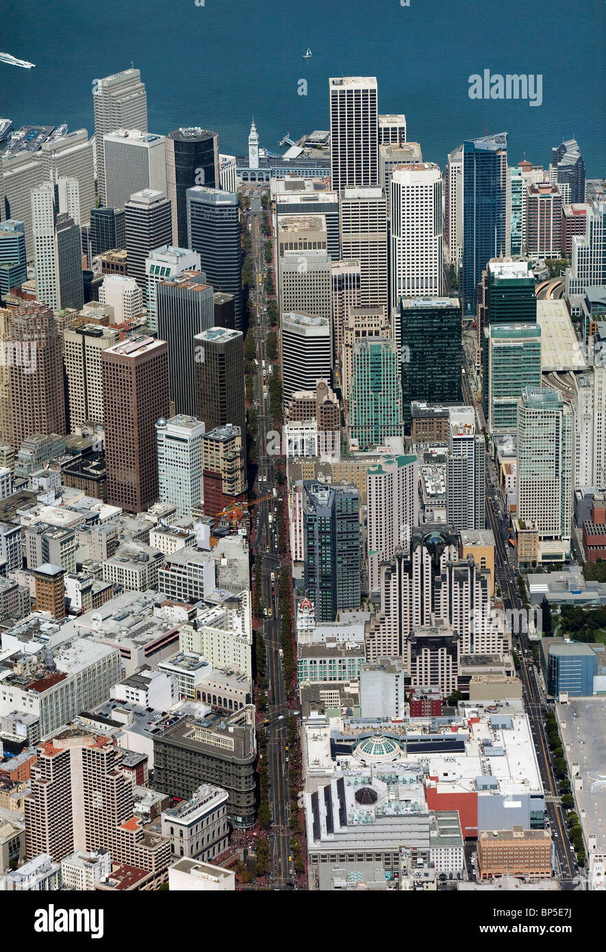 Vista aerea al di sopra di Market Street verso il centro di quartiere finanziario e degli affari ferry building di San Francisco in California Foto Stock