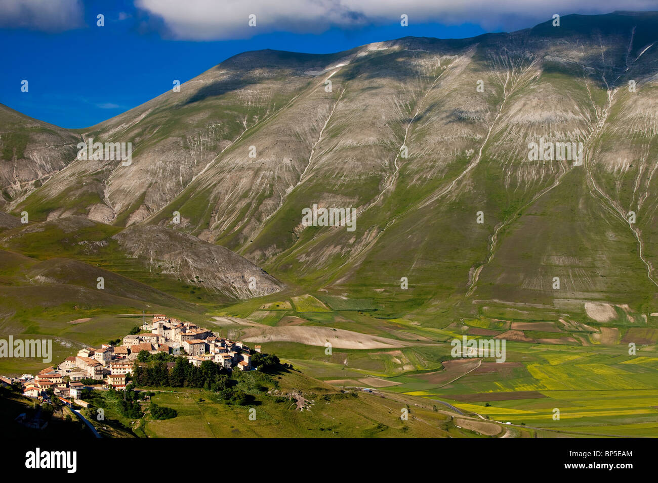 La città medievale di Castelluccio nel Parco Nazionale dei Monti Sibillini, Umbria Italia Foto Stock