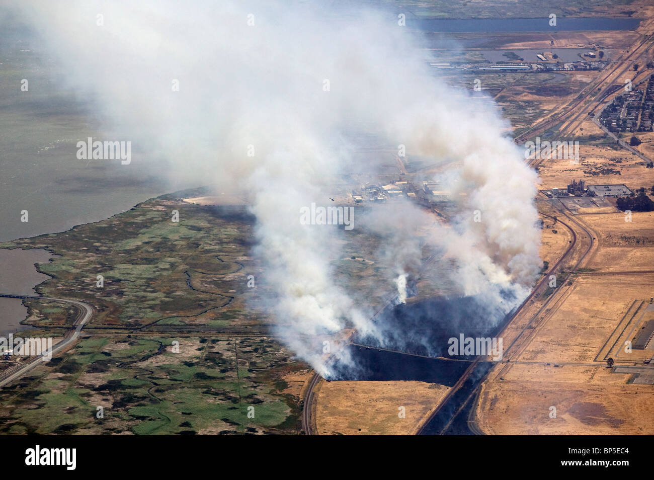 Vista aerea al di sopra di combustione controllata incendio fumo rail road linee Northern California Foto Stock