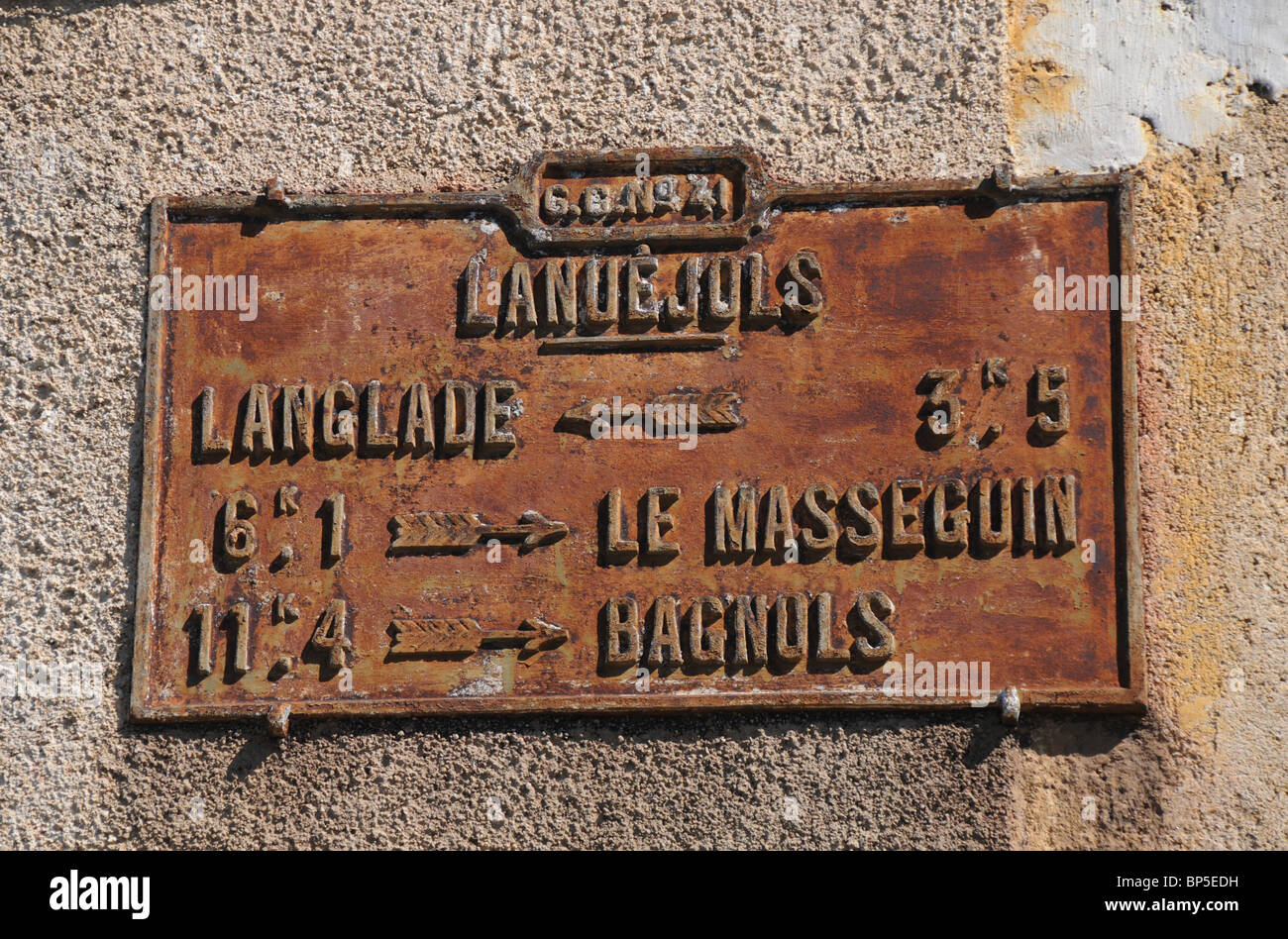Un vecchio segno di ferro sul lato di un edificio nel villaggio di Lanuejols nella Lozère dipartimento di Francia. Foto Stock