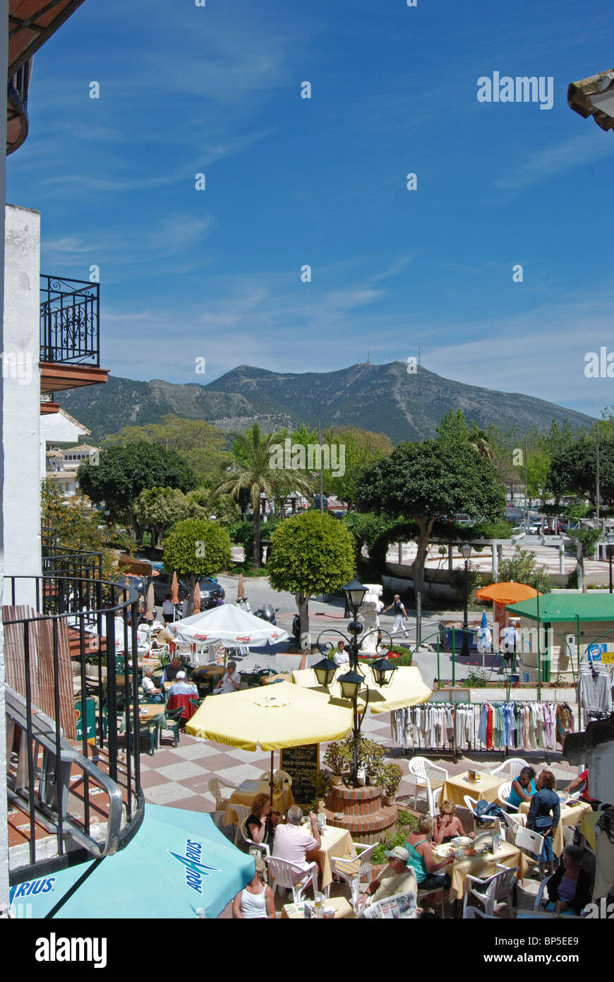 Pavement Cafe, il pueblo blanco, Mijas, Costa del Sol, provincia di Malaga, Andalusia, Spagna, Europa occidentale. Foto Stock