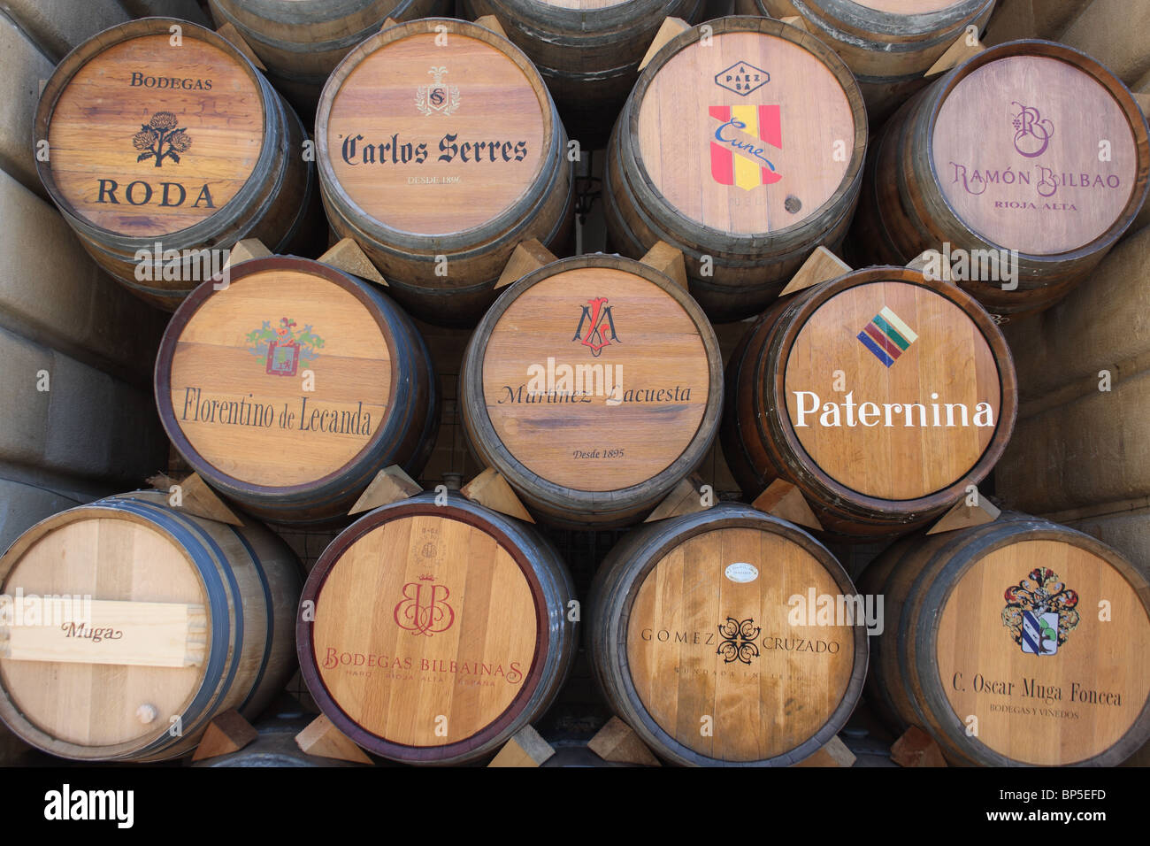 Pila di botti da vino con vari produttori nomi su estremità, Haro, La Rioja, Spagna Foto Stock