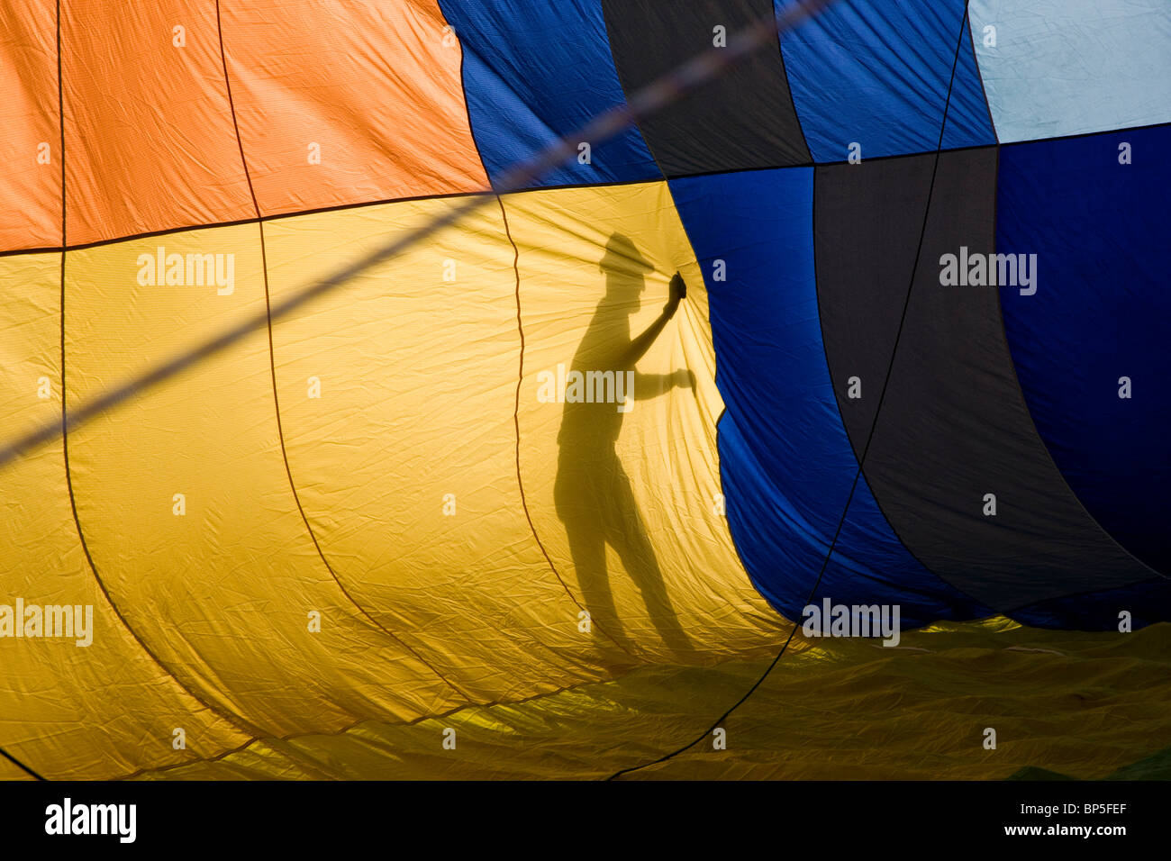 L'uomo silhoutted contro una mongolfiera all annuale Balloona Vista Festival, Buena Vista, Colorado, STATI UNITI D'AMERICA Foto Stock