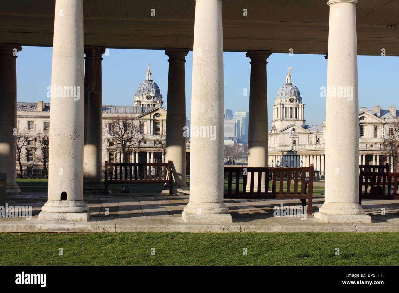 Vista di Old Royal Naval College dal colonnato del Queens House, Greenwich, London, Regno Unito Foto Stock