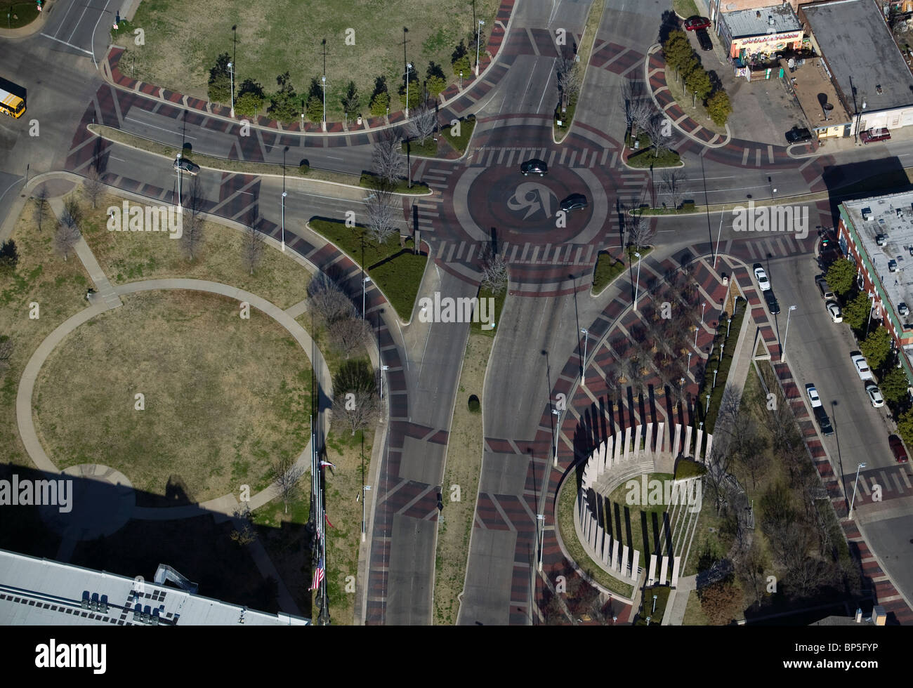 Vista aerea al di sopra di intersezione Exposition Avenue Cantone Street Exposition Park profonda quartieri Elum Dallas Texas Foto Stock