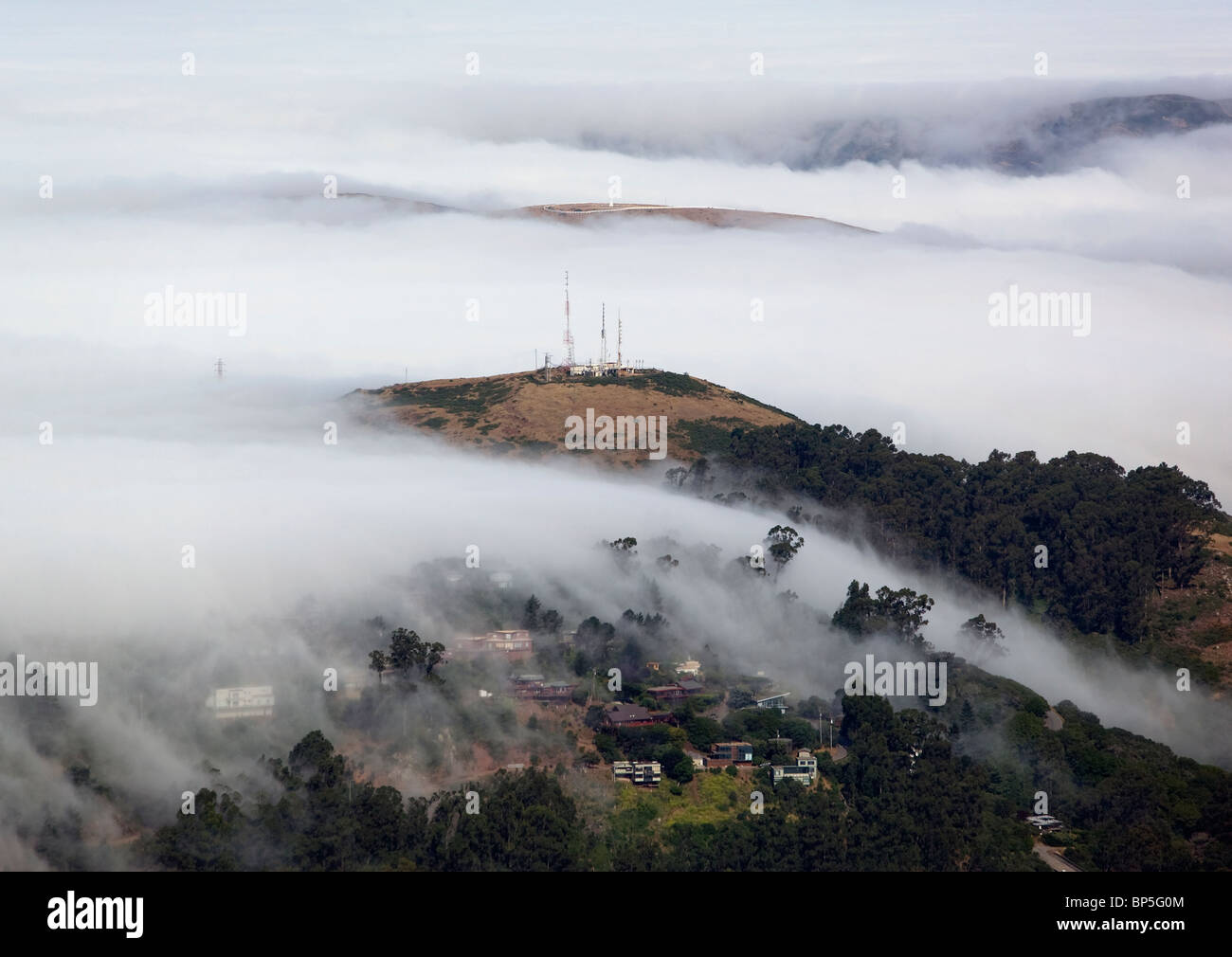 Vista aerea sopra la nebbia Marin Headlands vicino a Sausalito in California Foto Stock