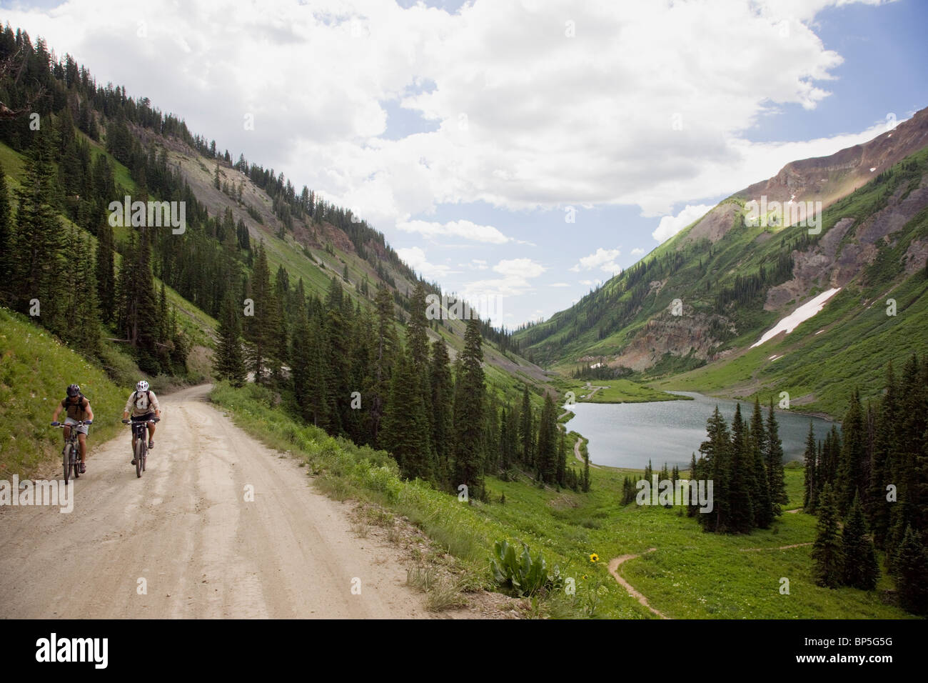 Vista estiva di mountain bikers riding passato Lago Smeraldo sul telecomando Strada Gotica, a nord di Crested Butte, Colorado, STATI UNITI D'AMERICA Foto Stock