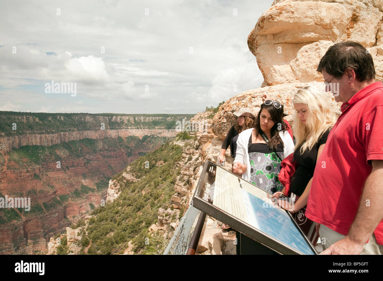 I turisti a Bright Angel Point, North Rim Grand Canyon Park, Arizona, Stati Uniti d'America Foto Stock