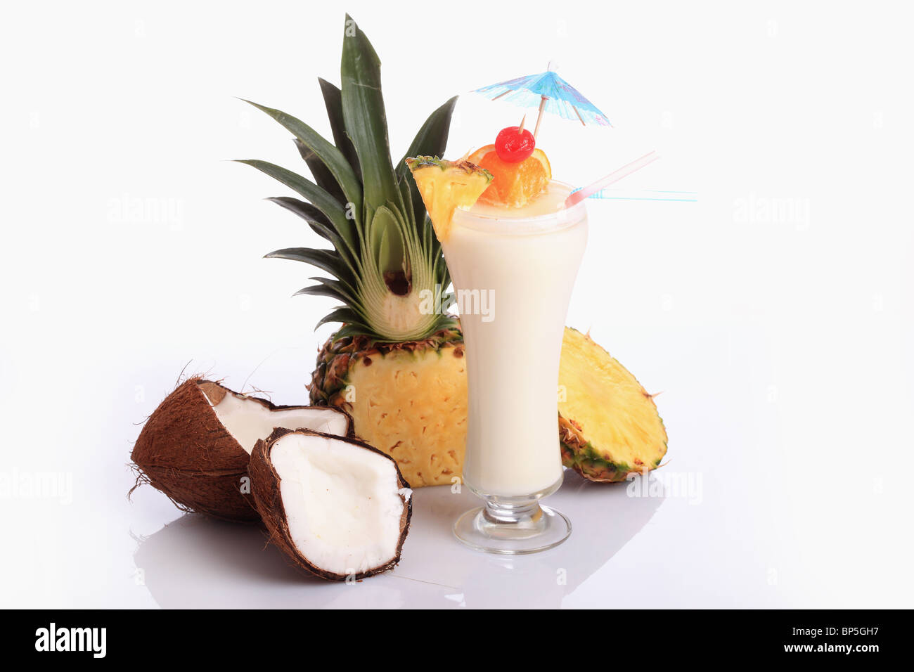 La Pina Colada su sfondo bianco, guarnite con fette di ananas e arancio. Foto Stock
