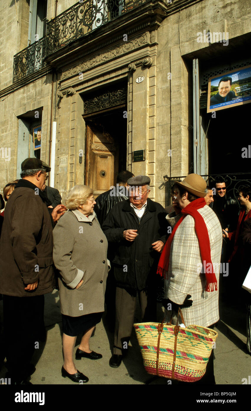 Pézenas, Gard, Francia. Nella giornata di mercato, i candidati e i sostenitori delle elezioni comunali si mescolano fuori dagli uffici governativi locali Foto Stock