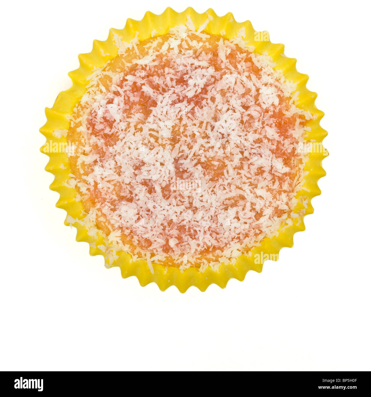 Home fatta di cocco e marmellata Cupcake spugna isolata contro il bianco. Foto Stock