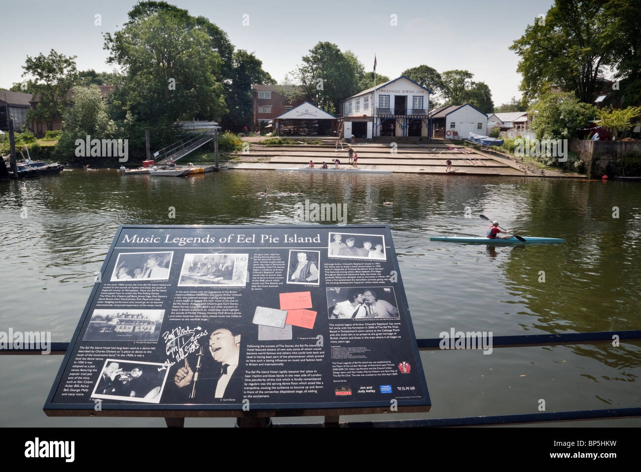 Vista sul Tamigi sull'isola di Eel Pie, con il cartello Music Legends of Eel Pie Island, Twickenham, Londra UK Foto Stock