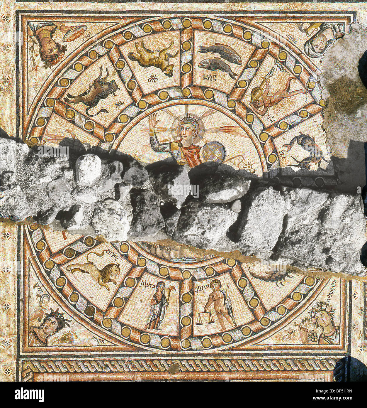Pavimento a mosaico del 4 -5° C. SINAGOGA DI HAMAT Tiberiade. Il pannello centrale con i segni zodiacali e il dio sole HELIUS NEL CENTRO Foto Stock