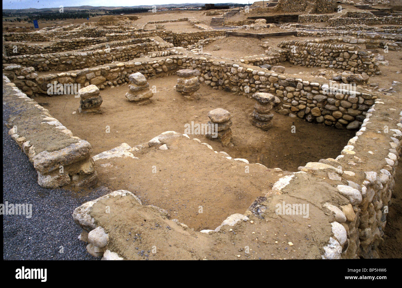 3348. TEL BERSABEA - I resti archeologici della città CNAANITE. Resti di un edificio a pilastri Foto Stock