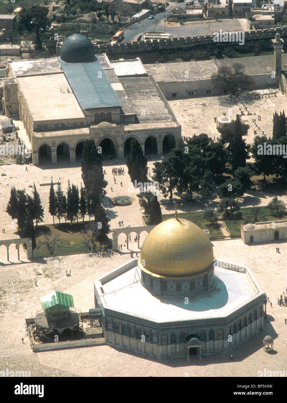 3397. Gerusalemme, la Montagna del Tempio e Cupola della roccia (centro, cupola dorata) e la moschea di EL-Aqsa (ulteriore dietro) Foto Stock