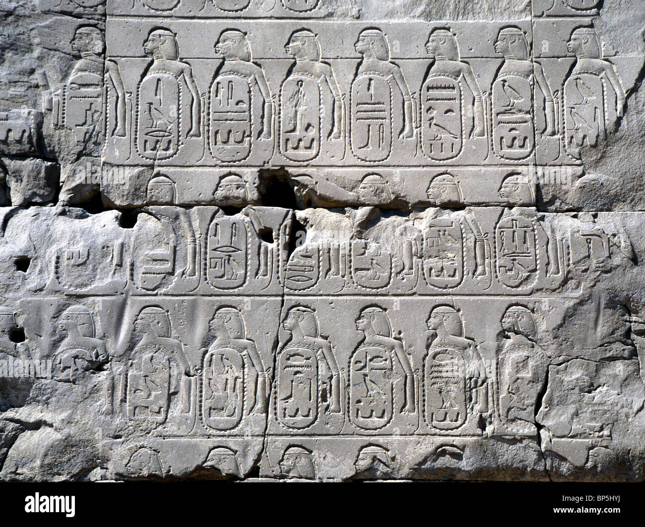 Elenco delle conquiste asiatiche del faraone TUTMOSIS III. Ogni CARTOUCH rappresenta una città espugnata un totale di 115 posti. Parete Foto Stock