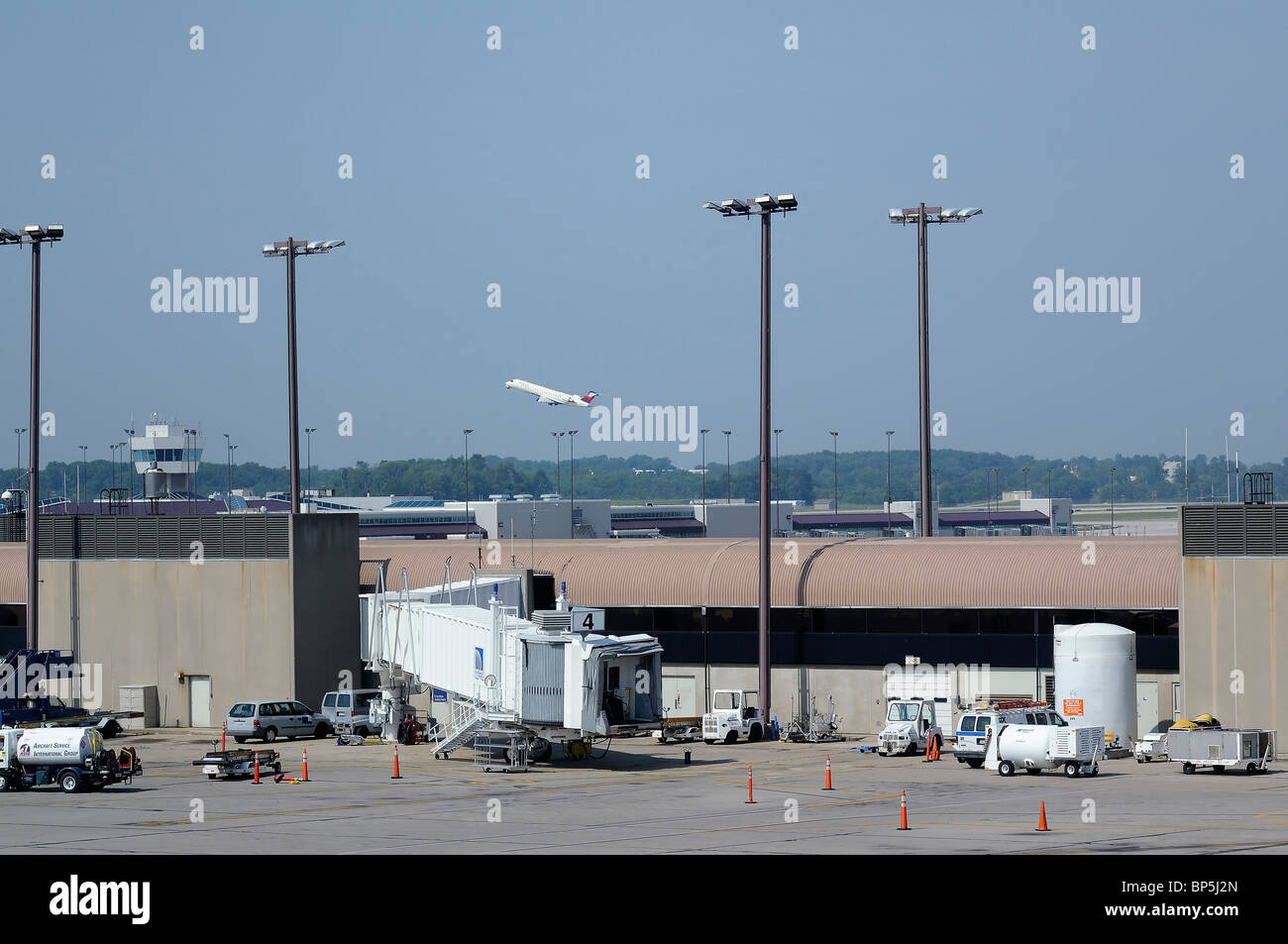 Aereo in fase di decollo a Cincinnati/Northern Kentucky International Airport Foto Stock