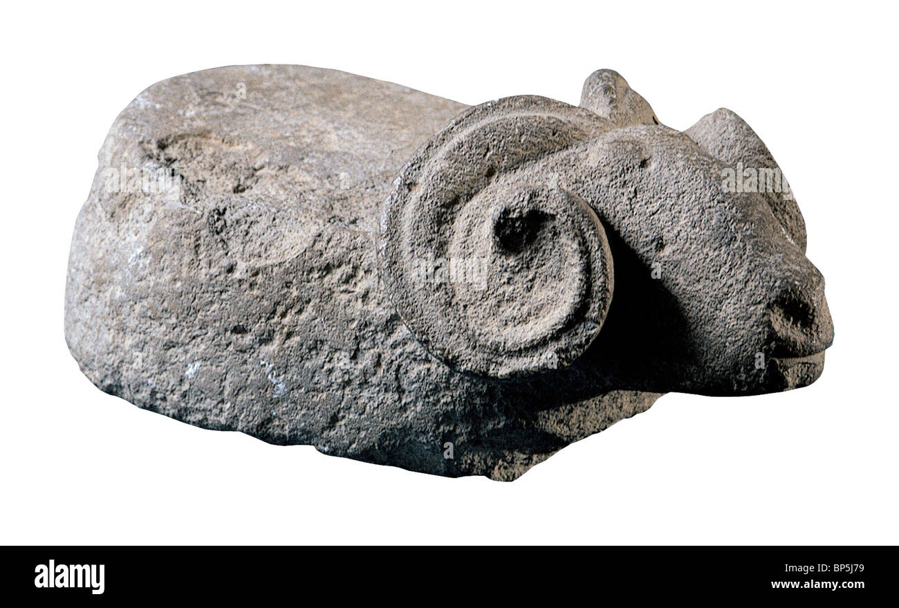 3640. In pietra scolpita oggetto di culto con una RAM alla testa. Periodo CNAANITE, C. 2a. Millennio A.C. Foto Stock
