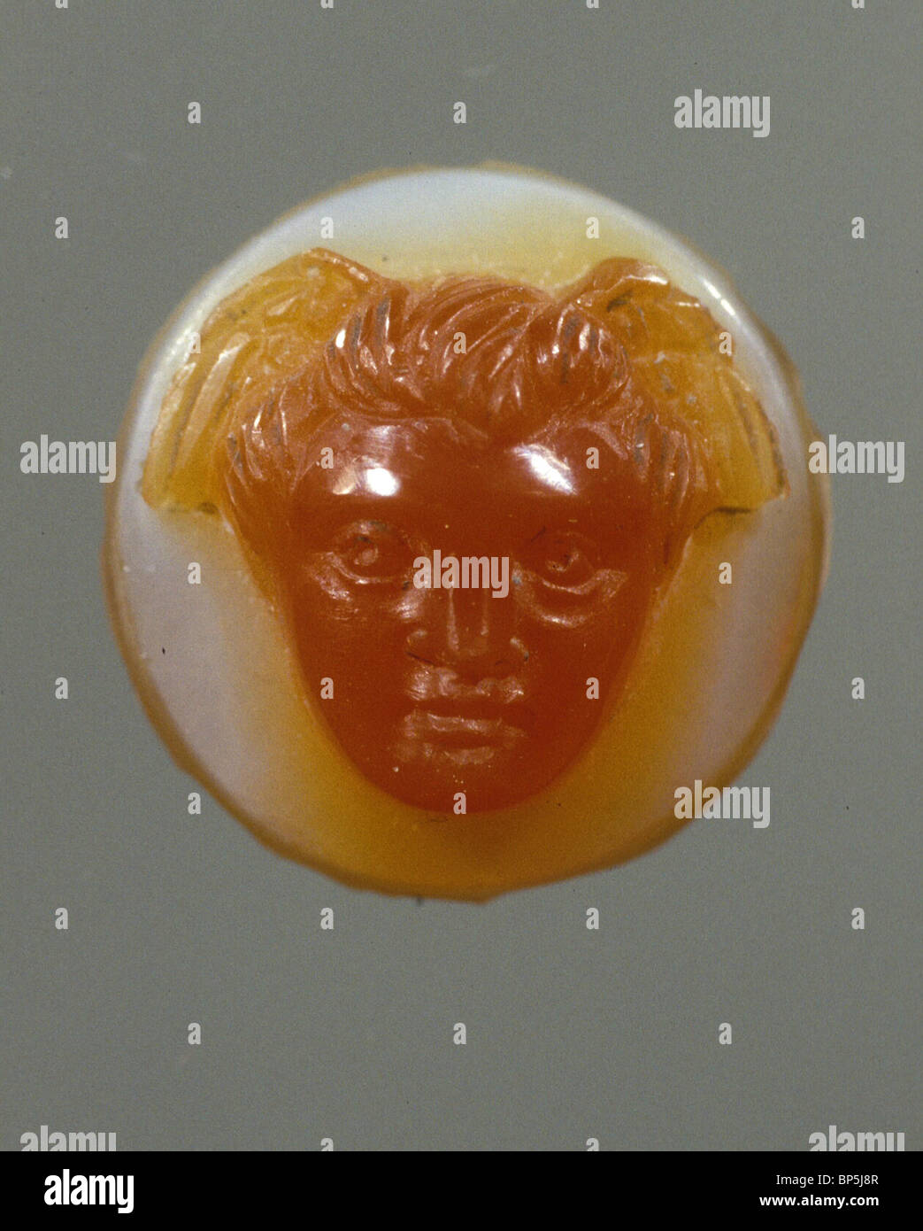 3665. Pietra preziosa gemma decorata da una testa alata eventualmente il dio Marte. ROMA, C. 1ST. C. ANNUNCIO Foto Stock