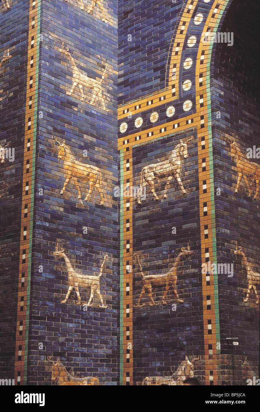 Dettaglio della ISHTAR cancello uno degli ingressi della città di Babilonia costruito da Re NEBUHADNEZAR II. IN 6TH. C. BC. Smaltati Foto Stock