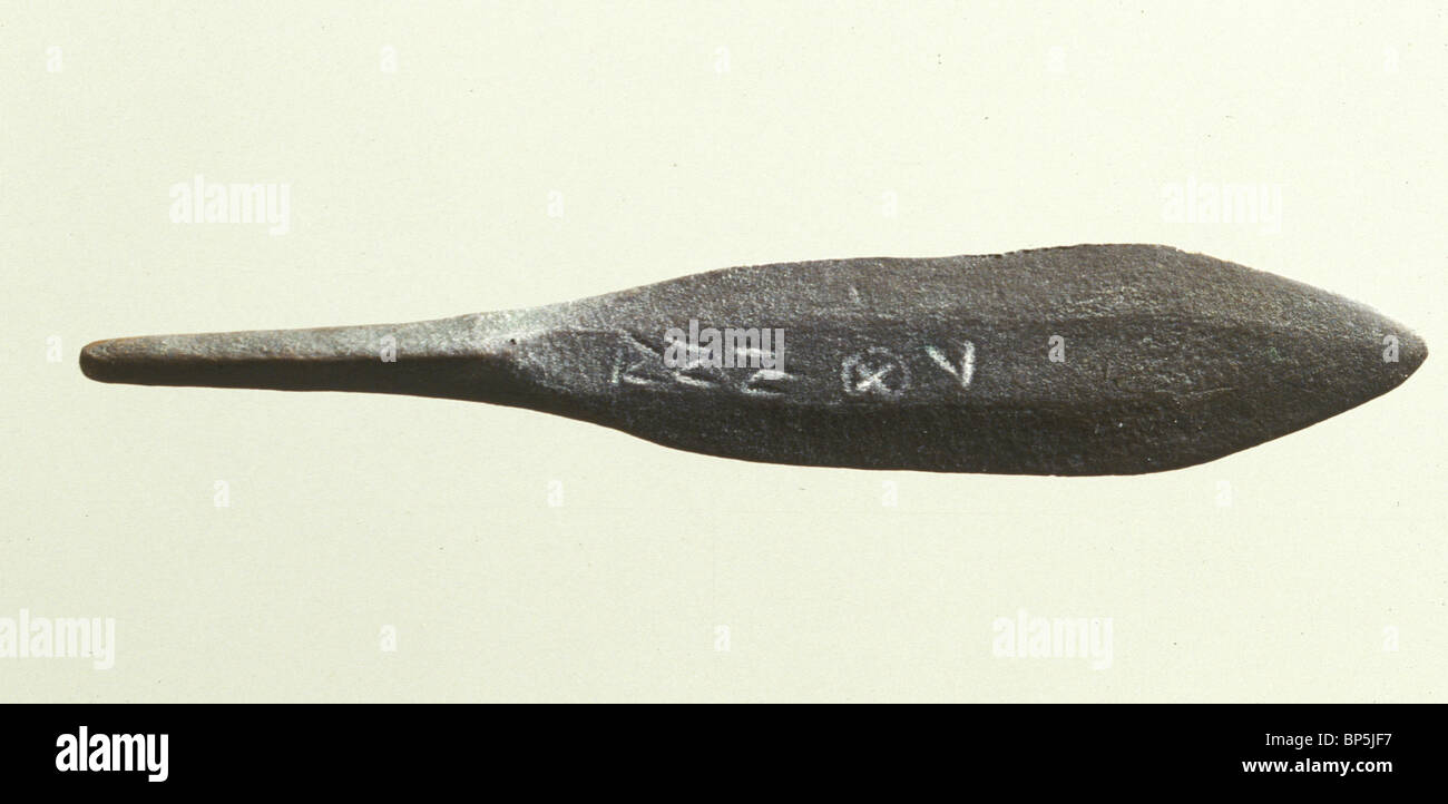 3854. Una freccia di bronzo-cuscinetto della testa di una iscrizione in proto-SCRIPT CNAANITE C. 17 - 16TH. C. a. C. Foto Stock