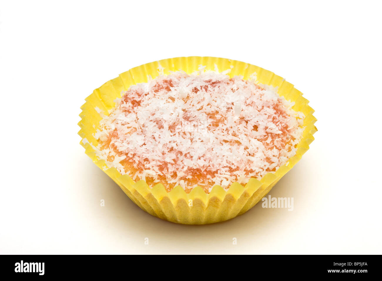 Home fatta di cocco e marmellata Cupcake spugna isolata contro il bianco. Foto Stock