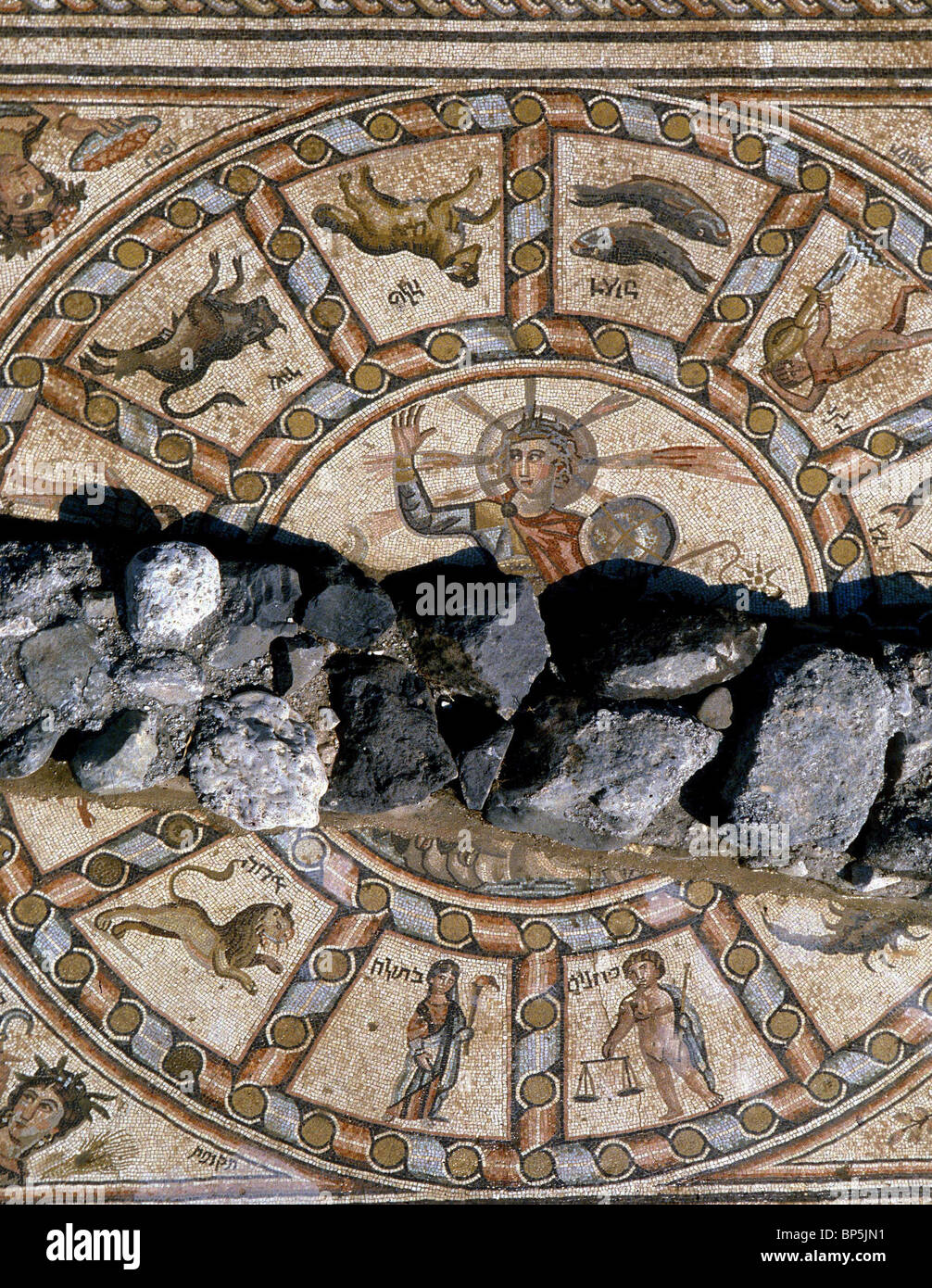 4099. 1264. Pavimento a mosaico di 4 -5° C. SINAGOGA DI HAMAT Tiberiade. Il PANNELLO CENTRALE CON ZODIAC dio sole HELIUS IN MEDIO Foto Stock