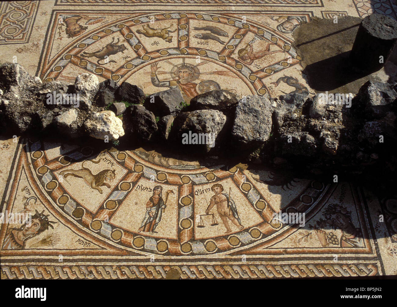 Pavimento a mosaico del 4 -5° C. SINAGOGA DI HAMAT Tiberiade. TORAH ARCA affiancato da due grandi candelabri è sul pannello superiore. Un Foto Stock