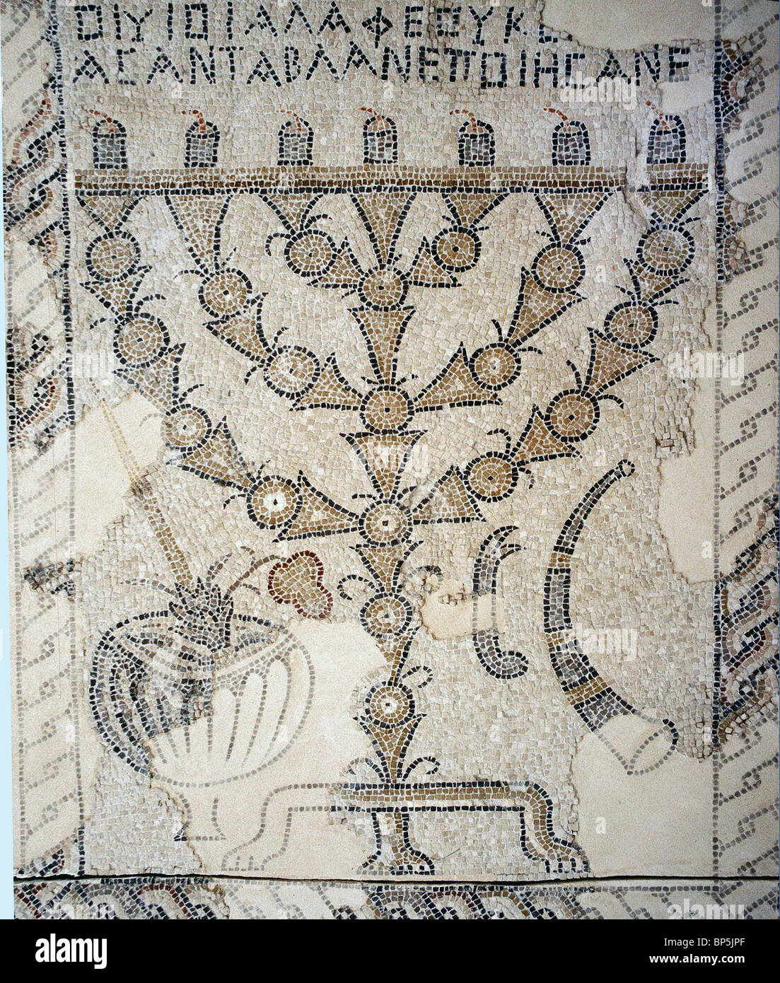 SEPPHORIS Sinagoga risalente al C. 5TH. C. AD. Particolare del pavimento a mosaico: MENORAH SETTE CANFELABRA ramificati di uno dei due Foto Stock