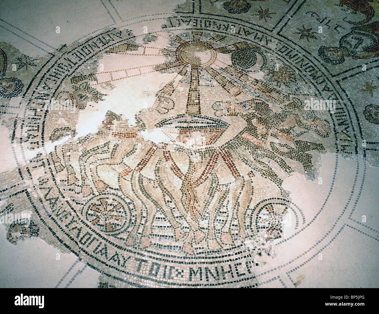 SEPPHORIS Sinagoga risalente al C. 5TH. C. AD. Particolare del pavimento a mosaico: il centro dello zodiaco raffigura HELIOS' carrello Foto Stock
