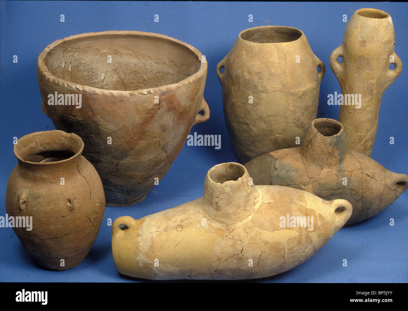 4383. GILAT, periodo calcolitico ceramica, due bidoni (anteriore) e grandi contenitori, C. 4TH. MILLENIUM BC Foto Stock
