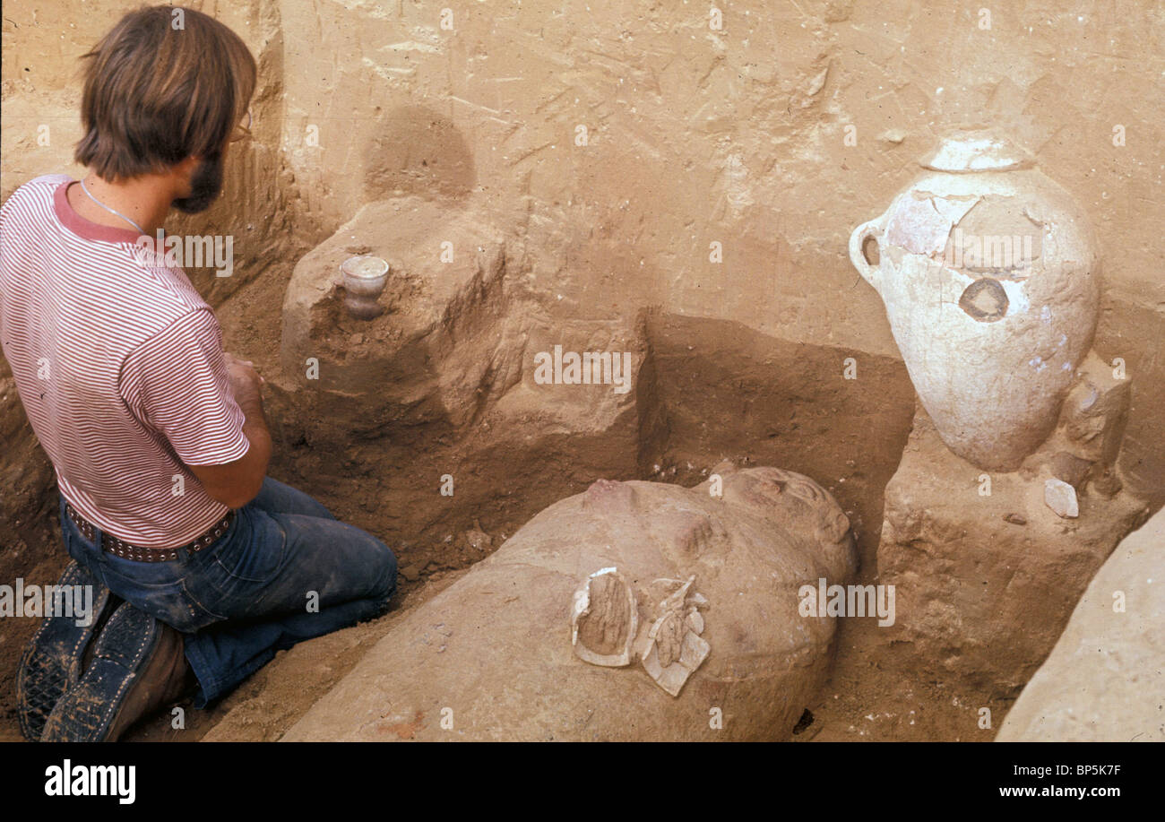 Gli scavi archeologici di ANTHROPOIDIC sepolture di DEIR-EL BALACH a sud di Gaza. Fine periodo CNAANITE CA. 14-13TH. C. BC. Il Foto Stock