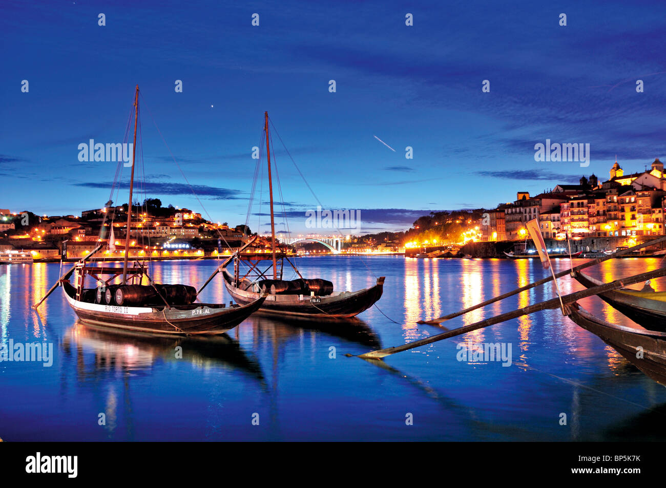 Portogallo: Fiume Douro e la porta della vigna delle navi in porto Foto Stock