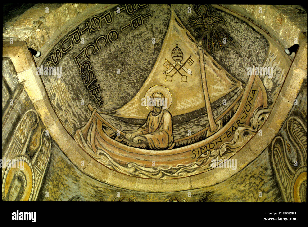 4899. Tiberiade, la chiesa di ST. Pietro presso il mare di Galilea. Affresco raffigurante ST. Pietro sul mare tempestoso DELLA GALILEA Foto Stock