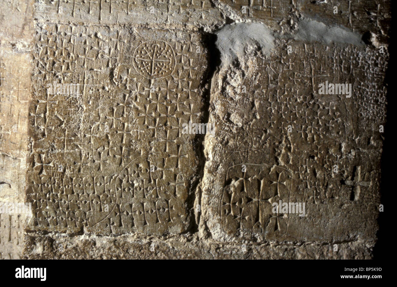 649. Chiesa del Santo Sepolcro, croci incise dai soldati CRUSSADER e pellegrini sulle pareti di pietra della chiesa Foto Stock