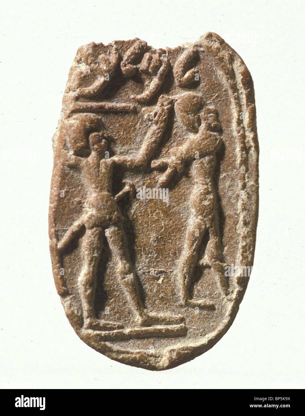 BULLA DATING C. 8TH. C. BC raffigurante un guerriero che conduce un prigioniero con le mani legate e inscritto in Ebraico antico: LMLK - Foto Stock