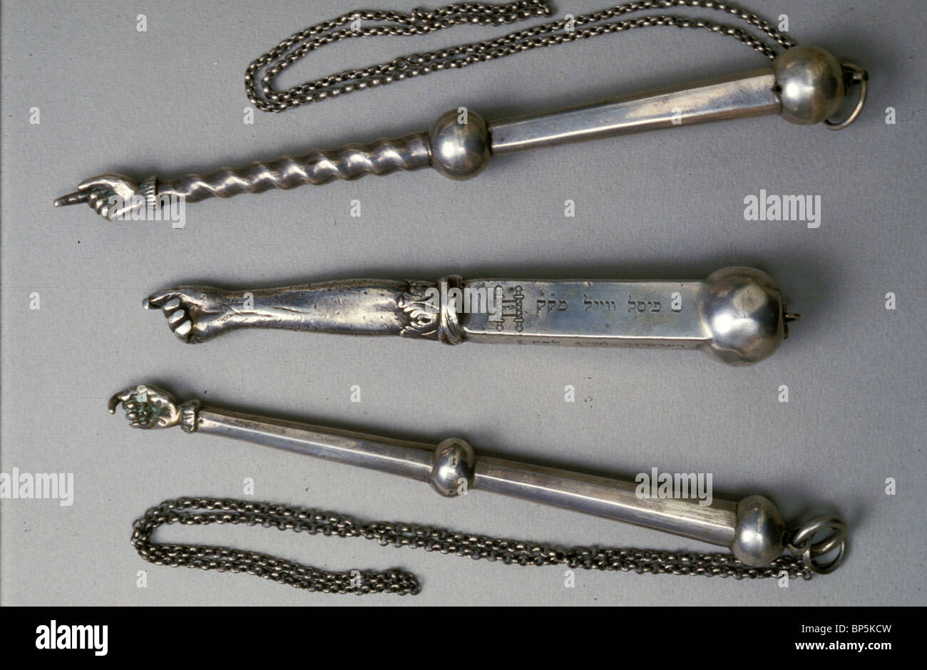 5132. TORAH POINTER (Yad), è utilizzato quando la lettura della Torah SCORRERE IN MODO DA NON TUCH il testo sacro con il dito Foto Stock