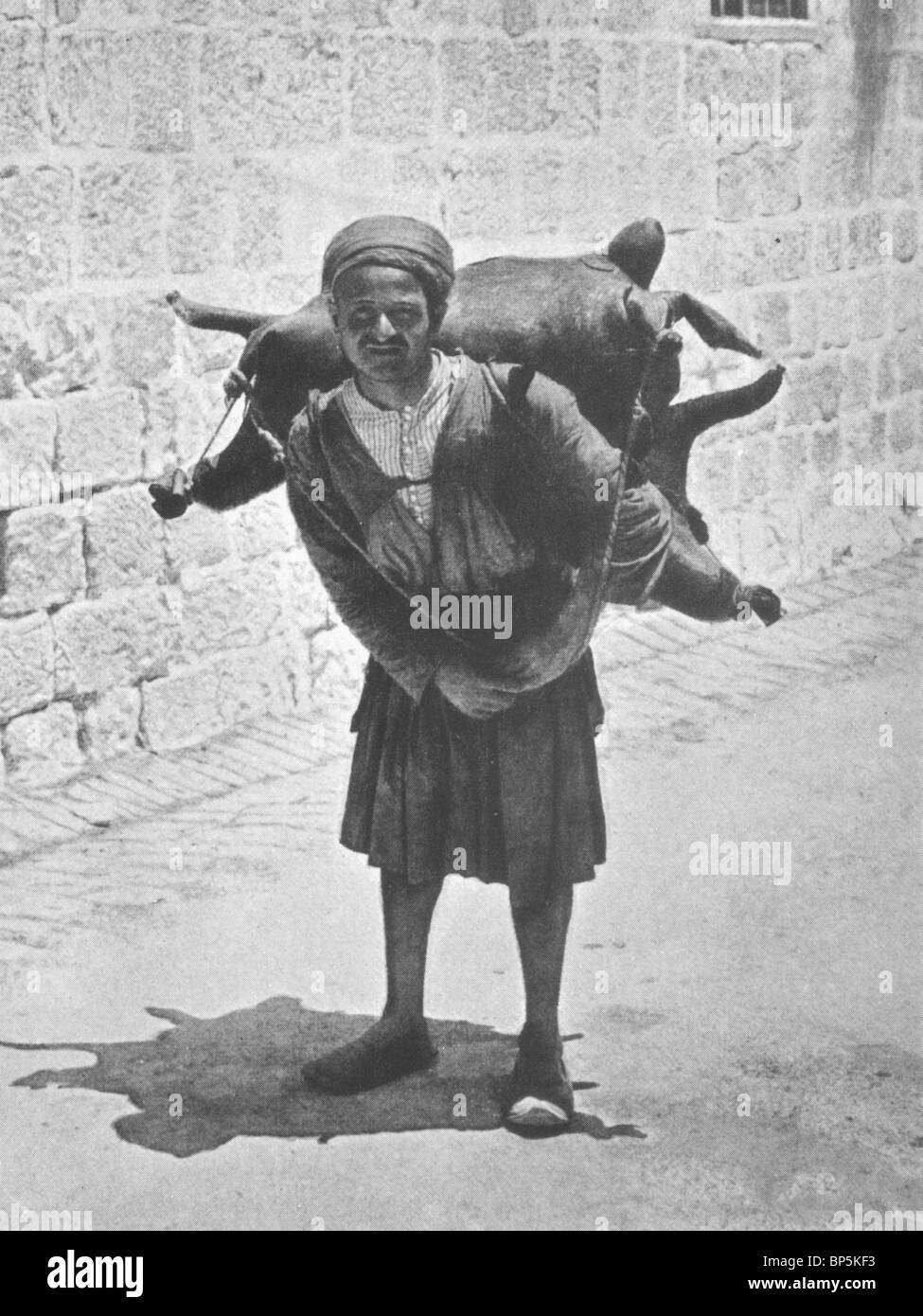 Vettore acqua, Gerusalemme all'inizio del XIX secolo. C. L'acqua viene trasportata in ovini o caprini Pelli da pochi pozzi in città. Foto Stock