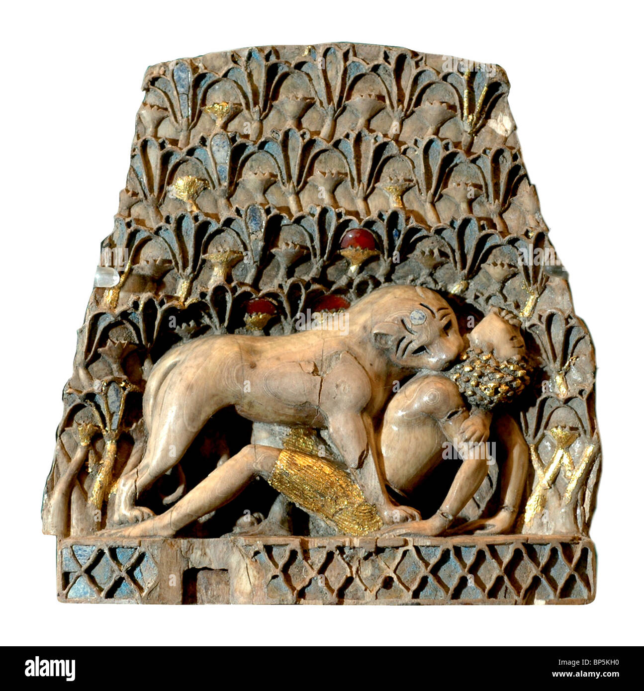 Avorio fenicia C. 8TH. C. BC. Raffigurante una leonessa uccidere un Nubian. Lo sfondo è una decorazione di gigli & PAPIRO Foto Stock