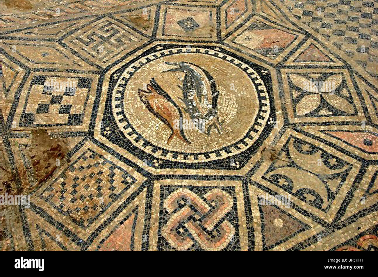 Mozaic piano di forse la più antica chiesa cristiana in Terra Santa dating da c. 3rd. C. La chiesa si trova nei pressi di Meghiddo Foto Stock